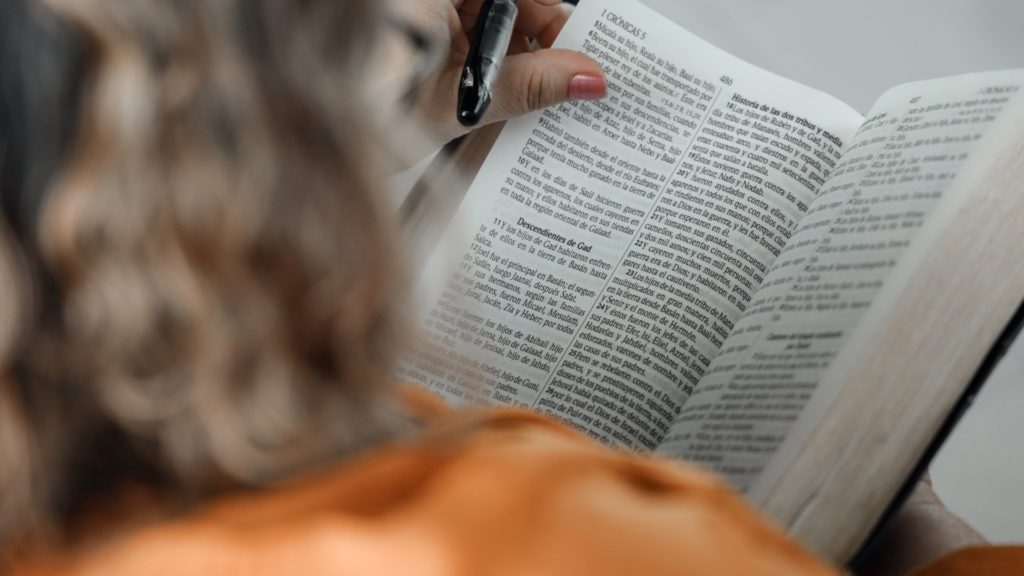 ¡No! Debemos personalizar la verdad fundamental. Permítanme ilustrarlo. A través del Levítico, recordé que, aunque no estamos sujetos a estas reglas, seguimos siendo guiados por la revelación. Viendo a Dios En Cada Pasaje de las Escrituras